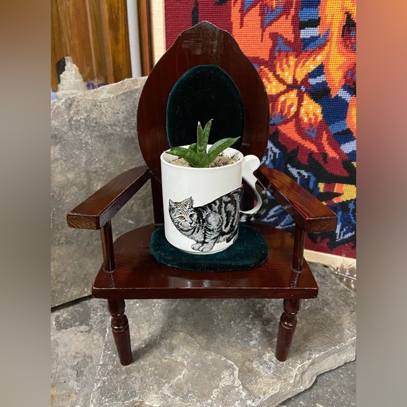 Regal Mini Throne Doll Chair or Plant Holder - Picture 10 of 15